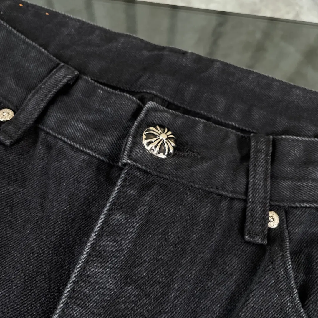 🅿️280 original development, hardware customization, chrome hearts Chengdu limited, new city limited jeans, Chrome Hearts city limited jeans, vintage levis, American-made 501 black and gray base version, Levi's American-made 501 base version, imported sheepskin, 925 silver jewelry remake [Top heavy industry fashionable design] Consistently made in high street luxury style. Speaking of this style, the Zangyin family and GU family are definitely the leading representative brands. Especially the Zangyin family has really achieved a state-of-the-art effect in creating high street style. The unique washed material is used to create this style. The color system is quite eye-catching. It is decorated with patchwork cross flowers, which cleverly highlights the charm of the brand. Secondly, this style uses classic The high-waist cutting design highlights the long legs and fashionable temperament of the upper body. The brand is highly recognizable and the slim fit configuration is more suitable for daily wear. It is a product that interprets personality, fashion, and specifications at a glance. This single product is enough to make any fan excited. It can be a white T-shirt for youthful preppy style, or a tight suspender for lady style. It has strong matching ability and can be easily controlled by men.  [Material and craftsmanship] Needless to say, this point goes without saying. As an excellent craftsman brand, Zangyin has really perfect requirements for details and craftsmanship. The washed color of this model has gone through so many processes, not to mention the embellishment of the denim appliqués. It is also purely handmade and sewn. Just like what they believe in, only handmade things have soul and have the meaning of wear. A top-notch heavy-duty fashionable denim item, I look forward to your perfect interpretation! !